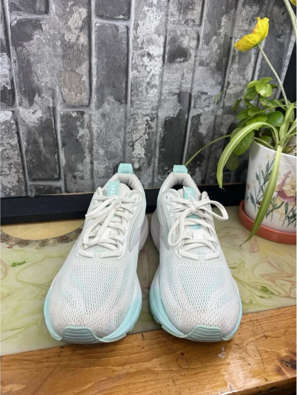 Brooks Trace 4 White/Light Blue Solid Low Top Lace-Up WomenSneaker Mesh